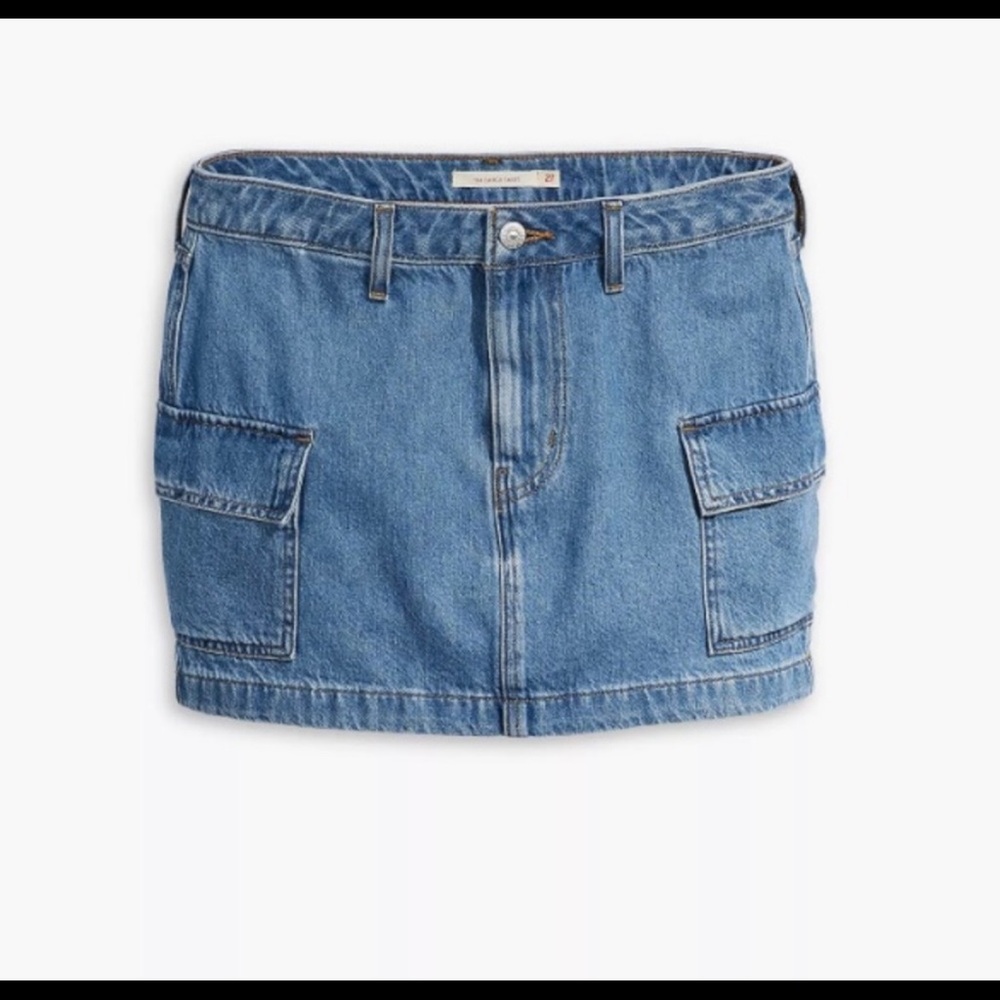 NWT Levi's 94 Cargo Mini Skirt 28
Medium Wash